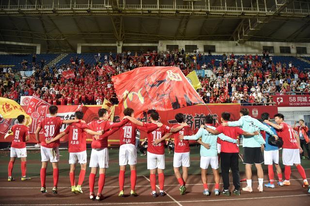 申花发布球队32岁生日海报，却把“32nd”写成“32th”（申花32岁生日海报出错：把“32nd”误写成“32th”）