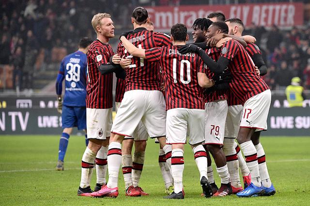 欧冠赛场精彩瞬间：巴萨主场2-0取胜,（欧冠高光时刻：巴萨主场2-0告捷）