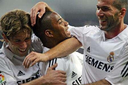 中场核心连续突破防守制造射门机会（中场指挥官连续冲击防线创造射门良机）