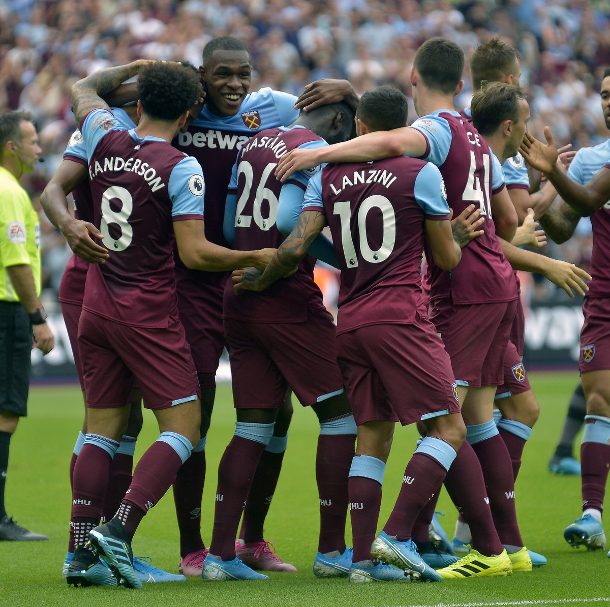 记者：多家豪门有意荷甲19岁中场斯密特，后者被标价2200万镑（多家豪门相中荷甲19岁中场斯密特，标价2200万英镑）